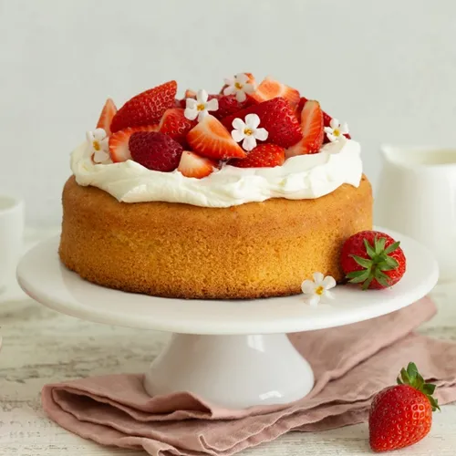  Bolo com cobertura de chantilly e morangos